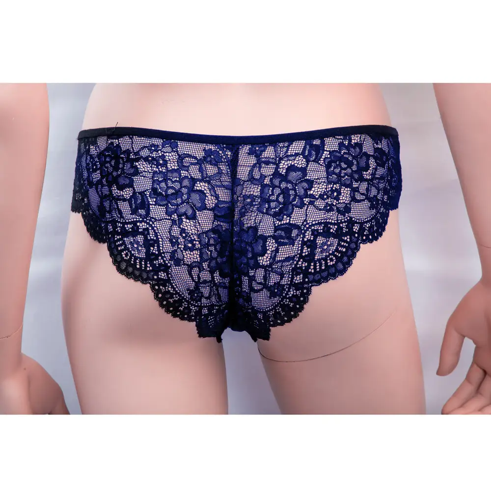 Dachada yalangoch Kaltaklar yosh talabalarning mushuklariga kolbasa tiqishadi